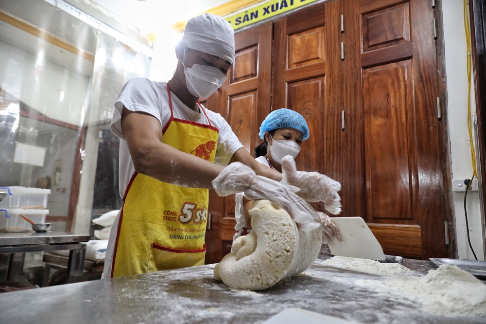 Hà Nội: Cận cảnh quy trình làm bánh Trung Thu ở làng Xuân Đỉnh - Ảnh 1.