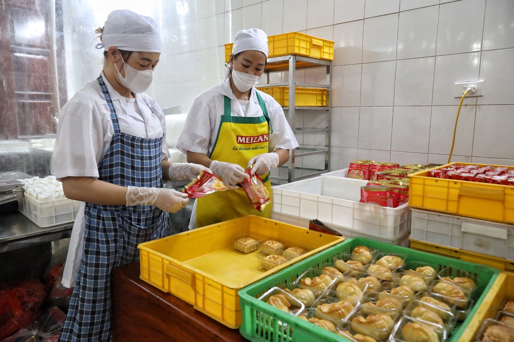 Hà Nội: Cận cảnh quy trình làm bánh Trung Thu ở làng Xuân Đỉnh - Ảnh 16.
