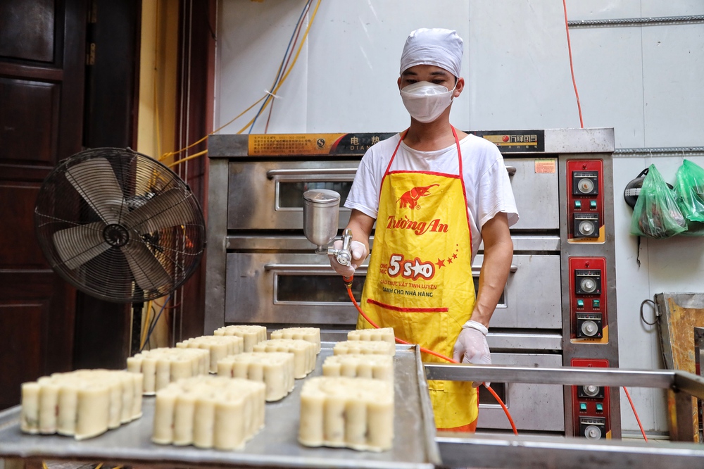 Hà Nội: Cận cảnh quy trình làm bánh Trung Thu ở làng Xuân Đỉnh - Ảnh 13.