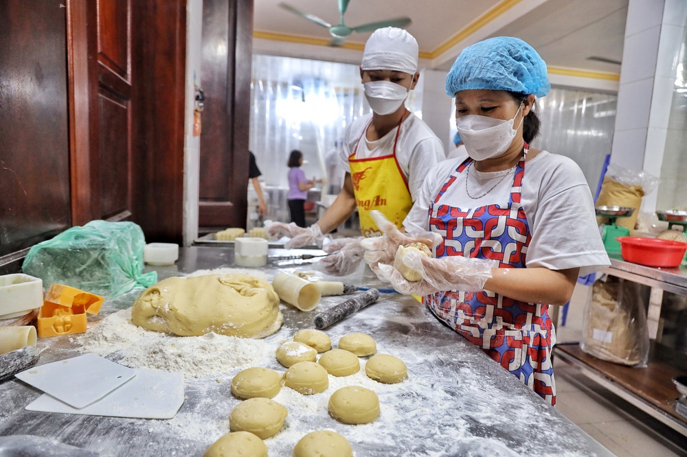 Hà Nội: Cận cảnh quy trình làm bánh Trung Thu ở làng Xuân Đỉnh - Ảnh 10.