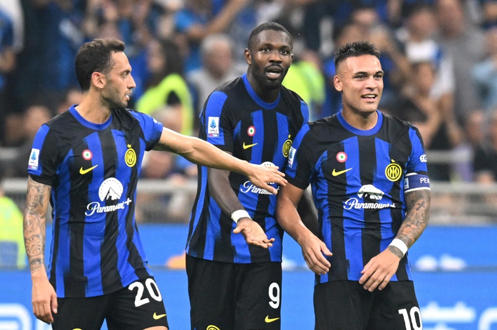 Inter hủy diệt AC Milan trong trận derby kinh điển, tạm dẫn đầu Serie A - Ảnh 2.