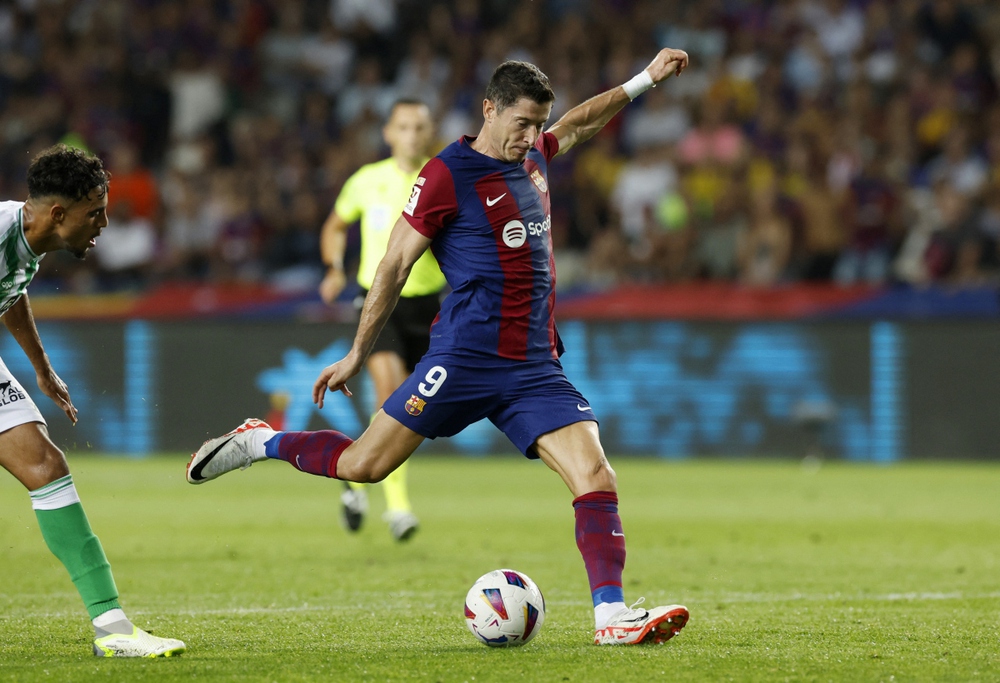 Kết quả bóng đá hôm nay 17/9: Lewandowski giúp Barca đại thắng Betis - Ảnh 3.