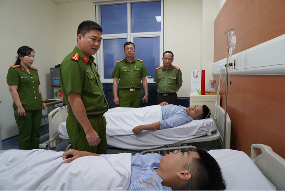 Vụ cháy chung cư mini ở Hà Nội: 5 cán bộ chiến sĩ bị thương khi cứu nạn - Ảnh 1.