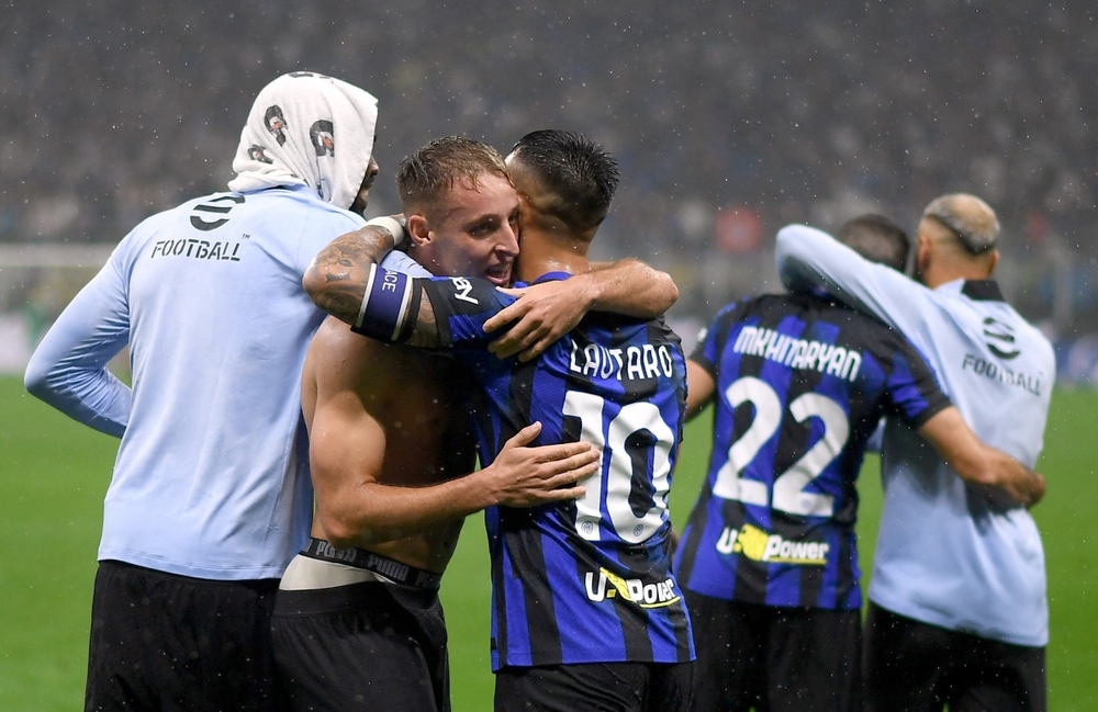 Inter hủy diệt AC Milan trong trận derby kinh điển, tạm dẫn đầu Serie A - Ảnh 1.