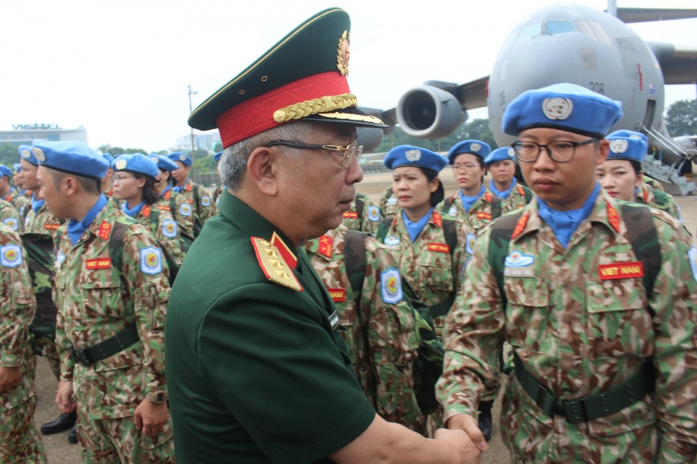 Tướng Nguyễn Chí Vịnh - người đưa hình ảnh bộ đội Cụ Hồ gần hơn với bạn bè quốc tế - Ảnh 2.