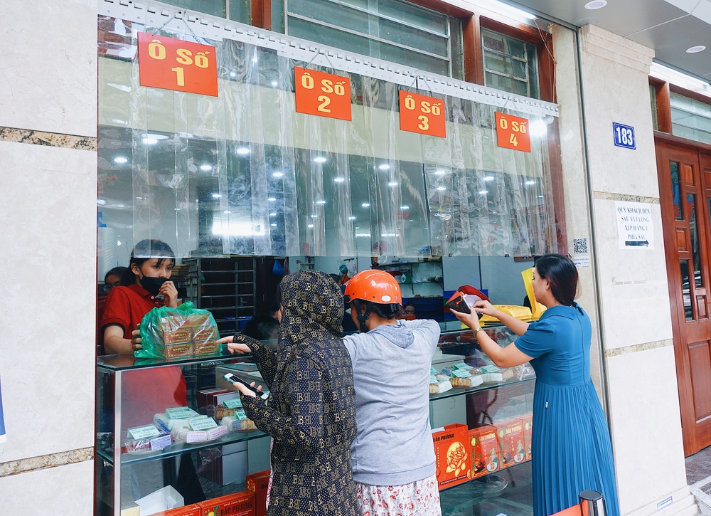 Bánh Trung thu Bảo Phương năm nay vắng khách lạ thường dù Rằm tháng Tám đã cận kề