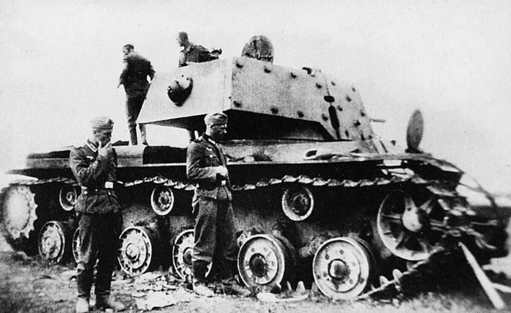 Chiếc xe tăng được mệnh danh quái vật Nga từng khiến Đức Quốc xã khiếp sợ - Ảnh 2.