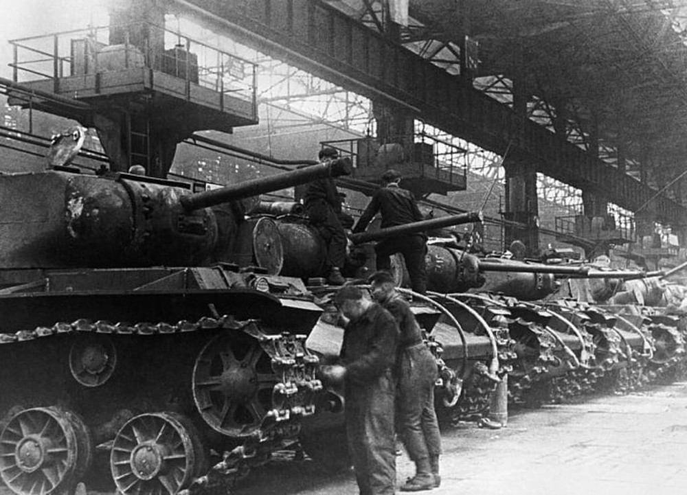 Chiếc xe tăng được mệnh danh quái vật Nga từng khiến Đức Quốc xã khiếp sợ - Ảnh 1.