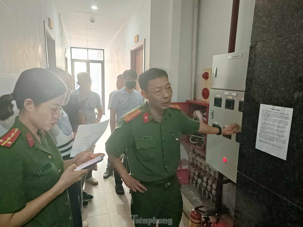 Theo đoàn liên ngành kiểm tra chung cư mini, nhà cho thuê trọ ở Hà Nội - Ảnh 8.