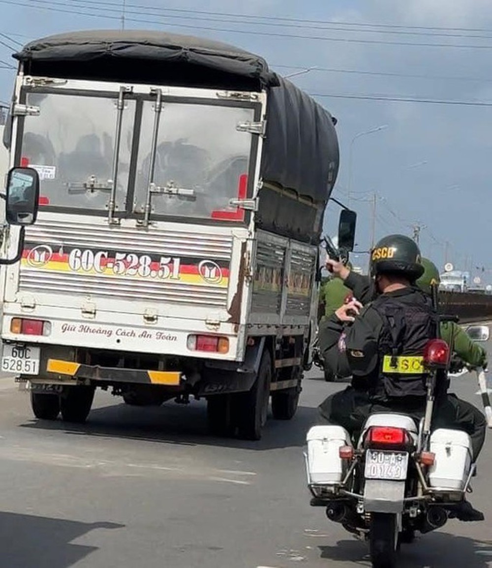 CLIP: Cảnh sát truy đuổi 10km chặn xe tải điên ở Đồng Nai - Ảnh 2.