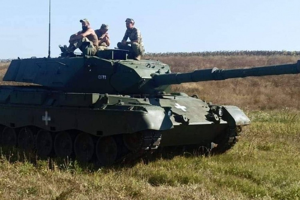 Binh sĩ Ukraine nổi giận với xe tăng Leopard 1A5 - Ảnh 1.