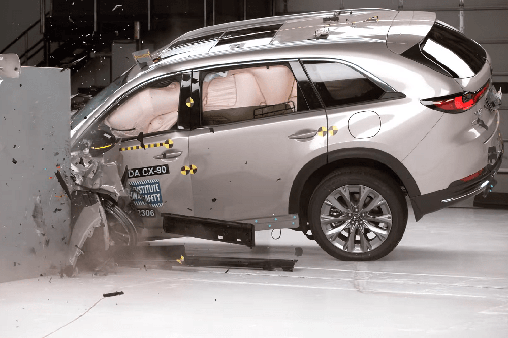Video này cho thấy xe ‘cận sang’ Mazda CX-90 làm thế nào để đạt chứng nhận an toàn cao hàng top thế giới - Ảnh 2.