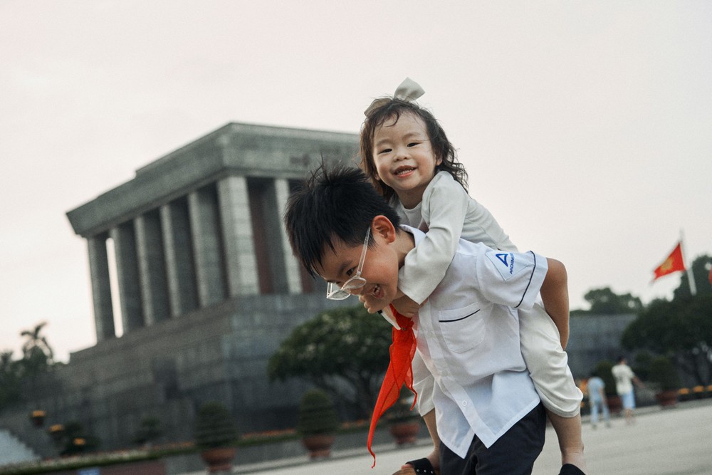 2 em bé tận hưởng những ngày thu đẹp mộng mơ ở Lăng Bác đốn tim cư dân mạng