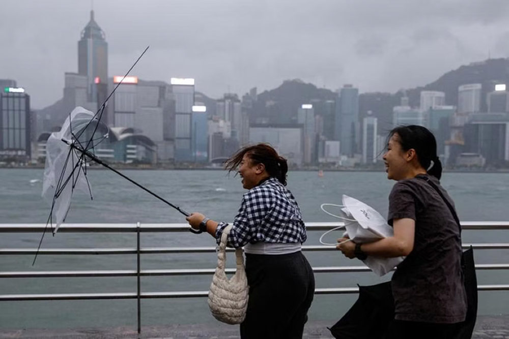 “Nín thở” theo dõi chiếc máy bay duy nhất dám đáp xuống Hồng Kông (Trung Quốc) giữa bão Saola - Ảnh 3.