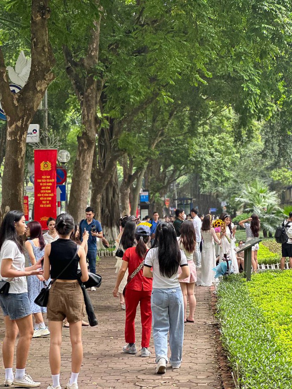 Hà Nội ngày 2/9: Hàng nghìn du khách xếp hàng thăm Lăng Bác, đông nghịt nàng thơ “săn” nắng thu trên đường Phan Đình Phùng