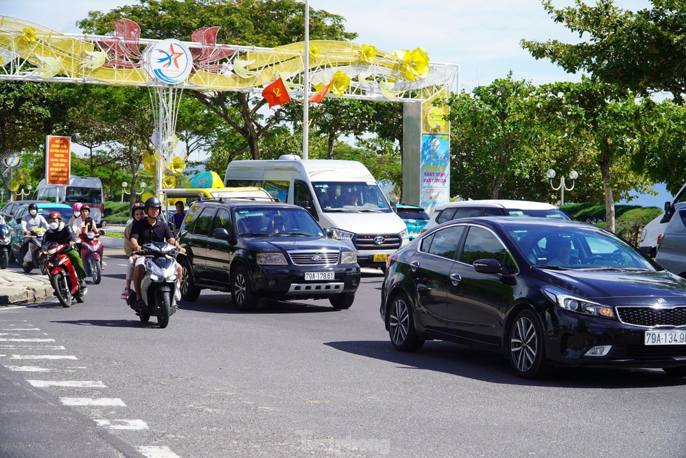 Du khách đổ xô ra đảo, đường nối trung tâm TP Nha Trang với bến tàu ùn tắc - Ảnh 2.