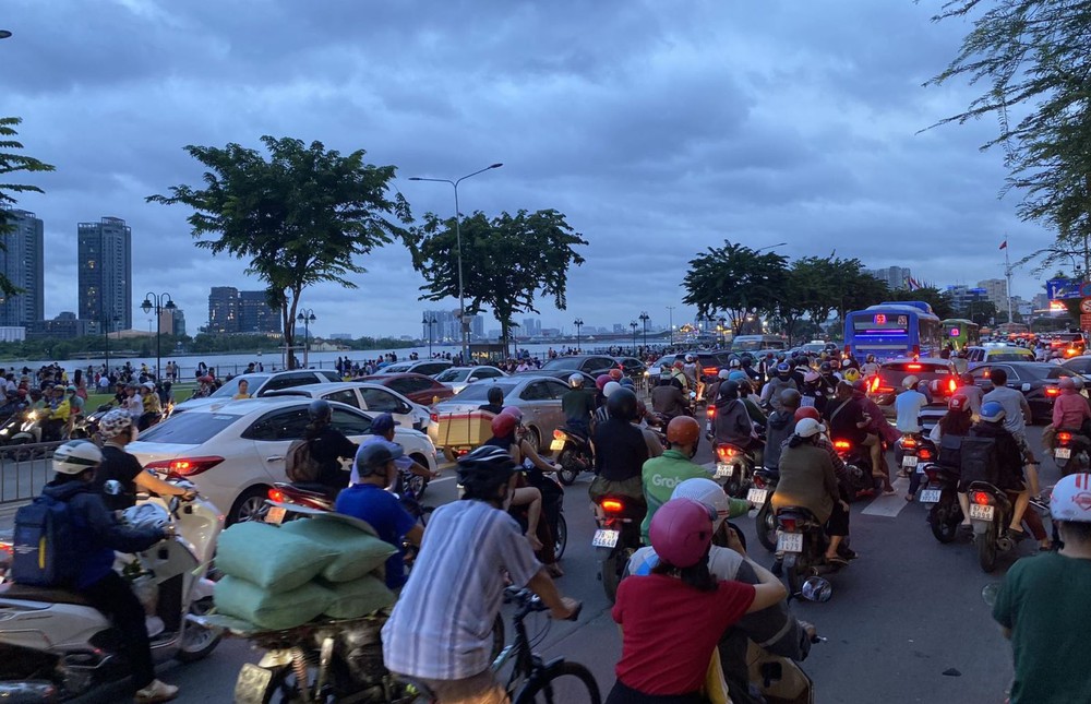 TP Hồ Chí Minh: Phố đi bộ Nguyễn Huệ đông nghịt người chờ xem bắn pháo hoa - Ảnh 2.