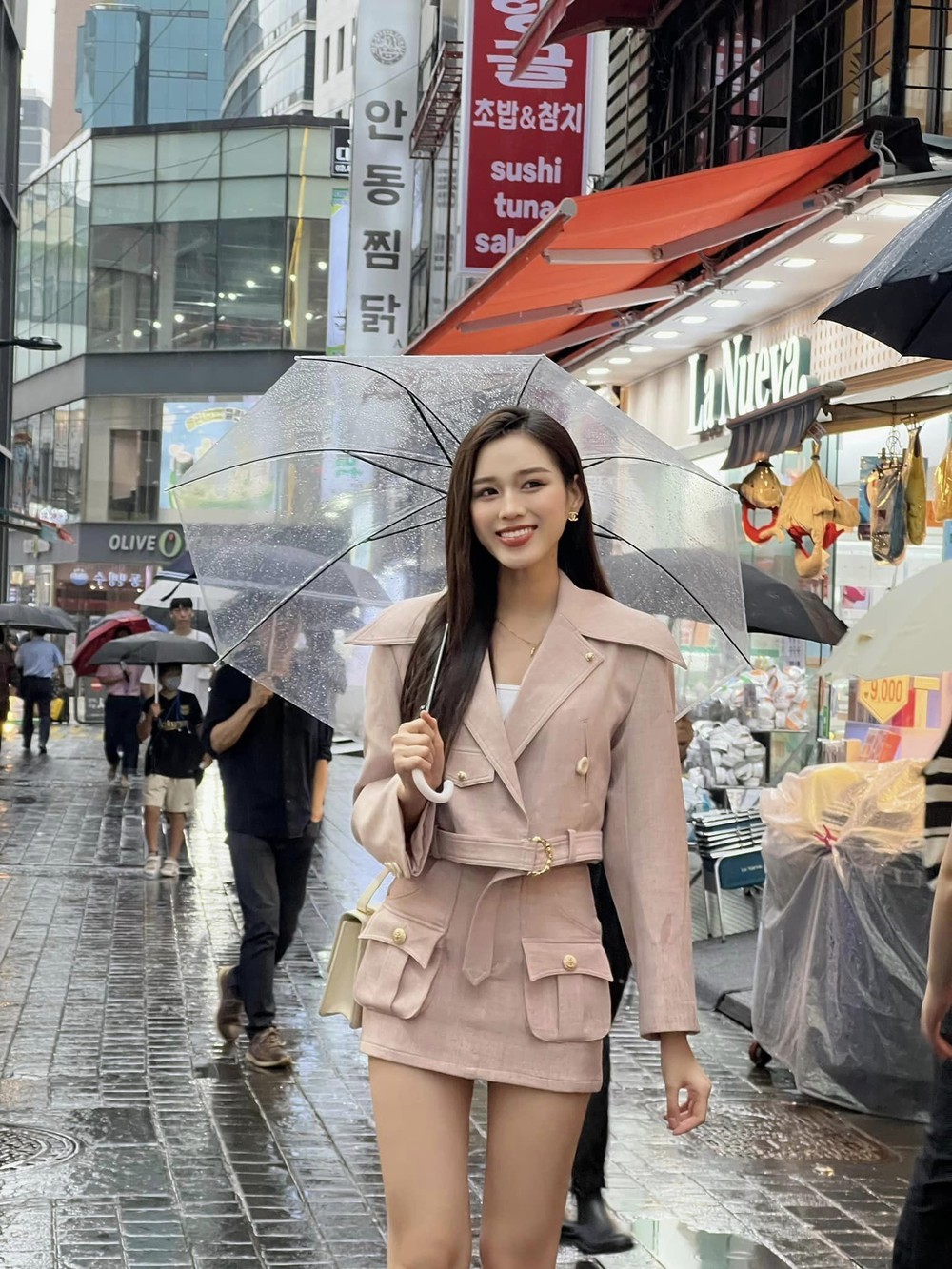 Hoa hậu Đỗ Thị Hà chuộng váy siêu ngắn, khoe chân dài 1m11 - Ảnh 2.