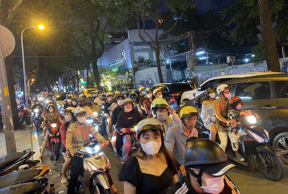 TP Hồ Chí Minh: Phố đi bộ Nguyễn Huệ đông nghịt người chờ xem bắn pháo hoa - Ảnh 1.