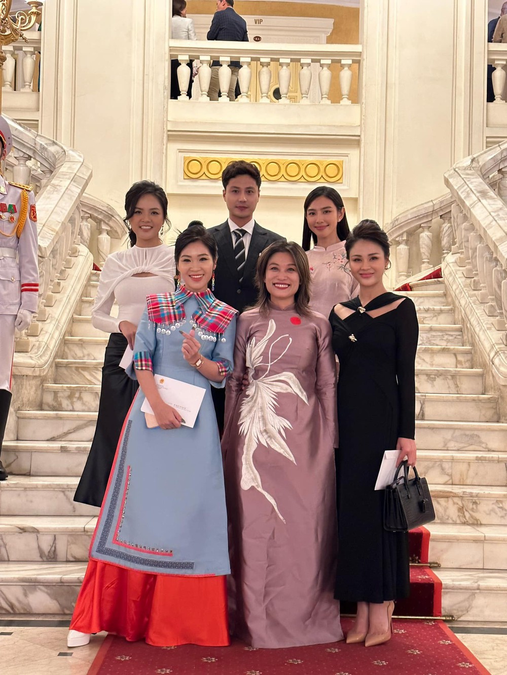 Dàn hoa, á hậu mặc áo dài trong kỳ nghỉ lễ Quốc khánh - Ảnh 5. Dàn hoa, á hậu mặc áo dài trong kỳ nghỉ lễ Quốc khánh - Ảnh 5.