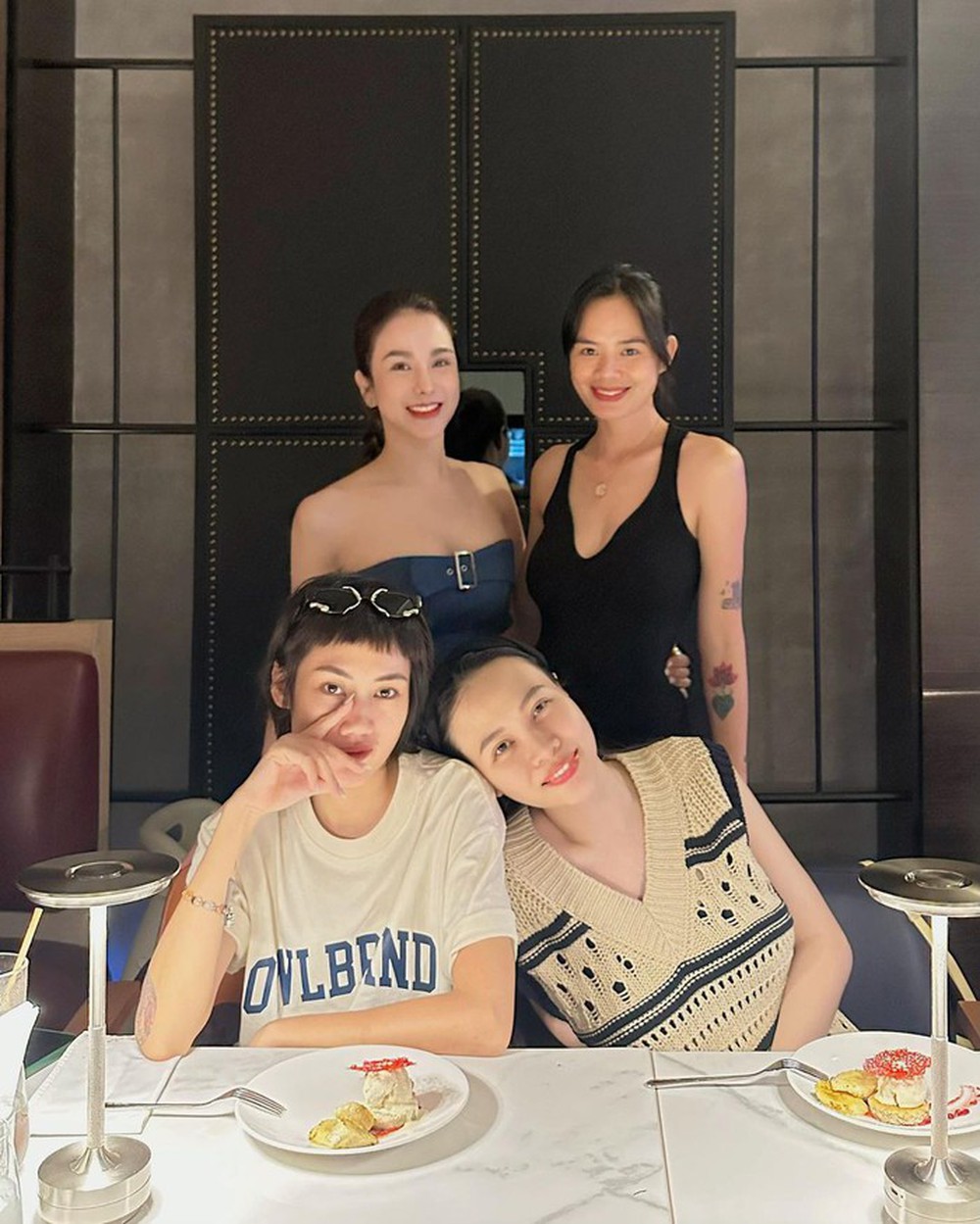 Đàm Thu Trang gây chú ý trong bức ảnh hội ngộ nhóm bạn thân nổi tiếng - Ảnh 1. Đàm Thu Trang gây chú ý trong bức ảnh hội ngộ nhóm bạn thân nổi tiếng - Ảnh 1.
