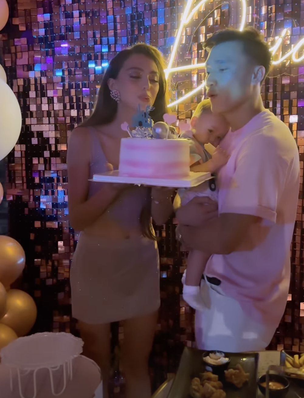 Thủ m&ocirc;n B&ugrave;i Tiến Dũng cặm cụi cho con uống sữa khi vợ T&acirc;y quẩy tưng bừng c&ugrave;ng bạn b&egrave; - Ảnh 4.