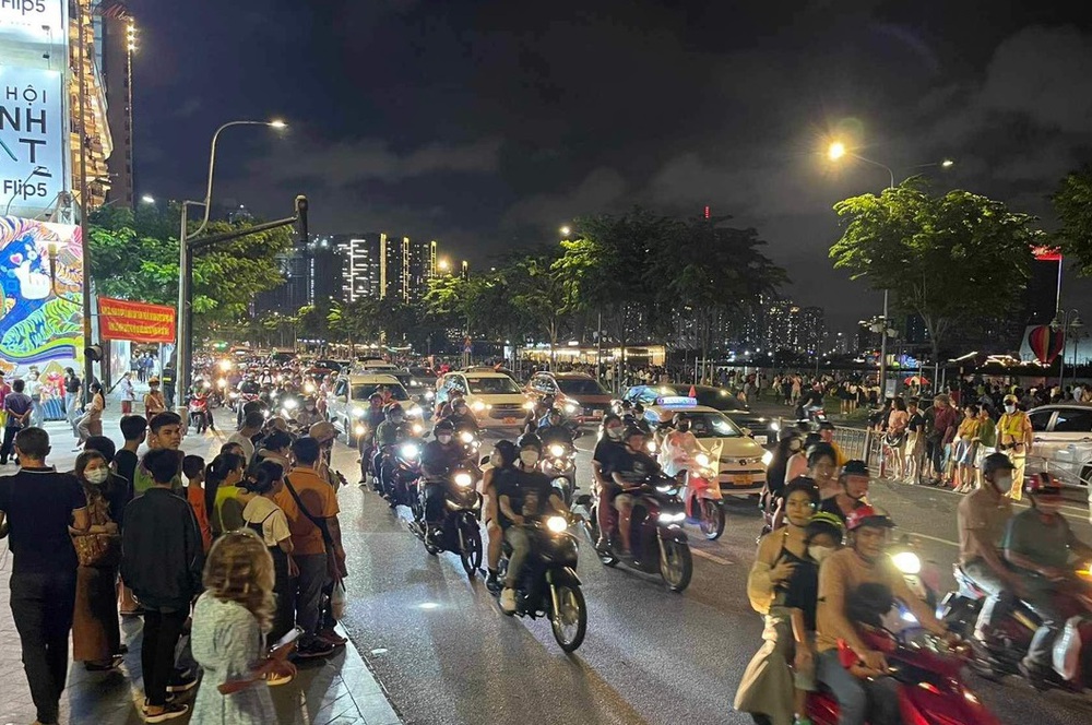 TP Hồ Chí Minh: Phố đi bộ Nguyễn Huệ đông nghịt người chờ xem bắn pháo hoa - Ảnh 10.