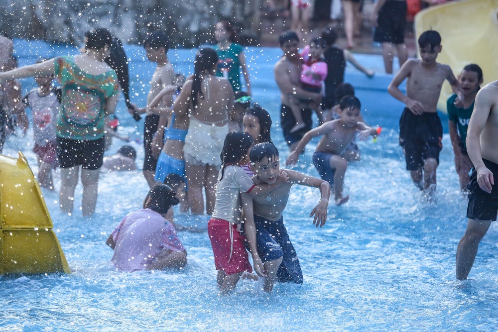 Công viên nước Hồ Tây đông nghịt người đến giải nhiệt trong ngày 2/9 - Ảnh 20.