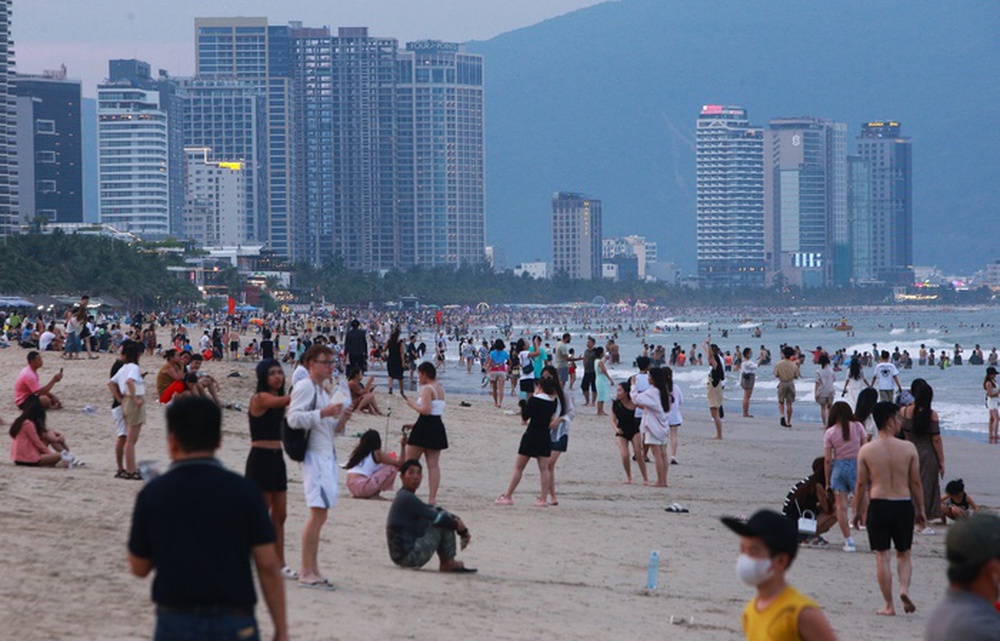 Các bãi biển, khu du lịch ở Đà Nẵng đông kín khách ngày Quốc khánh - Ảnh 1.
