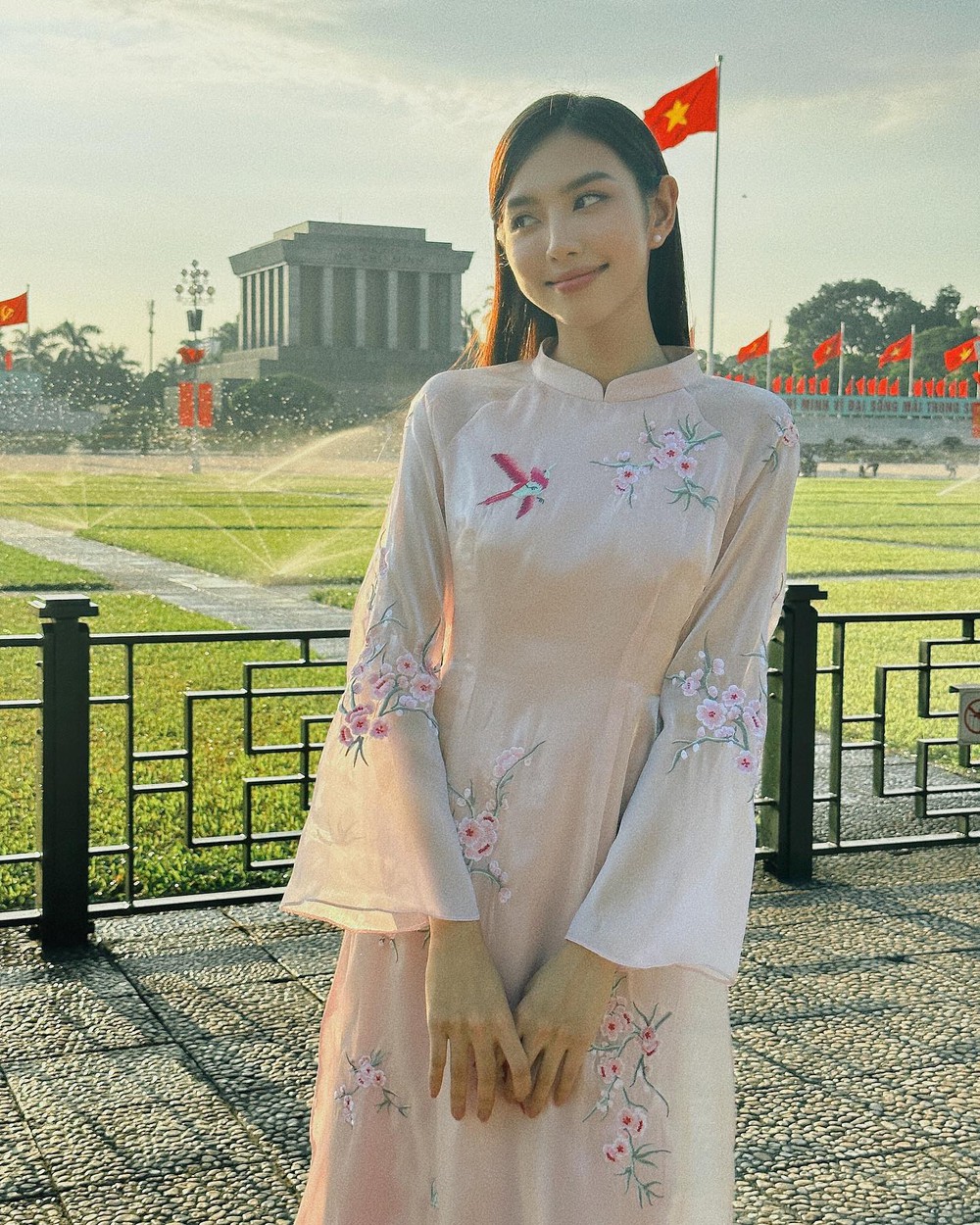 Dàn hoa, á hậu mặc áo dài trong kỳ nghỉ lễ Quốc khánh - Ảnh 2. Dàn hoa, á hậu mặc áo dài trong kỳ nghỉ lễ Quốc khánh - Ảnh 2.