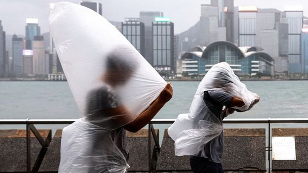 “Nín thở” theo dõi chiếc máy bay duy nhất dám đáp xuống Hồng Kông (Trung Quốc) giữa bão Saola - Ảnh 1.