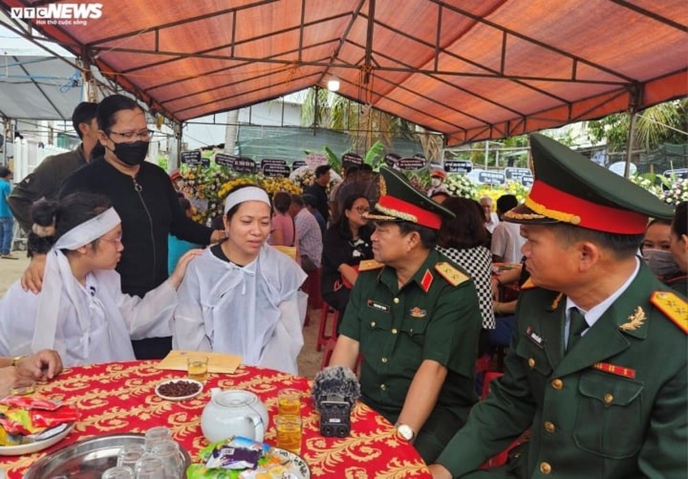 Vợ trung tá hy sinh cứu dân: ‘Hôm nay sinh nhật anh, em và con đã đặt bánh kem’ - Ảnh 2.