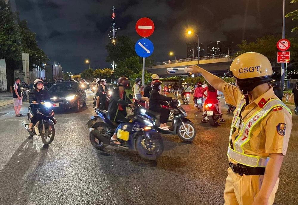 TP Hồ Chí Minh: Phố đi bộ Nguyễn Huệ đông nghịt người chờ xem bắn pháo hoa - Ảnh 9.