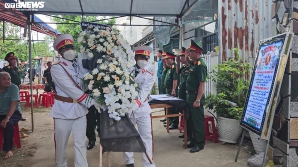 Vợ trung tá hy sinh cứu dân: ‘Hôm nay sinh nhật anh, em và con đã đặt bánh kem’ - Ảnh 1.