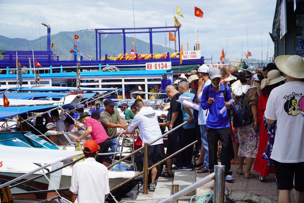 Du khách đổ xô ra đảo, đường nối trung tâm TP Nha Trang với bến tàu ùn tắc - Ảnh 8.