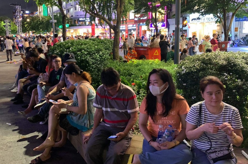 TP Hồ Chí Minh: Phố đi bộ Nguyễn Huệ đông nghịt người chờ xem bắn pháo hoa - Ảnh 8.