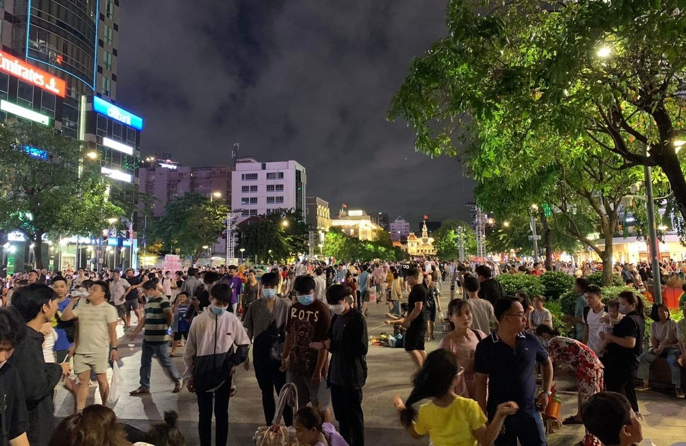 TP Hồ Chí Minh: Phố đi bộ Nguyễn Huệ đông nghịt người chờ xem bắn pháo hoa - Ảnh 7.