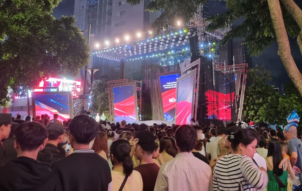 TP Hồ Chí Minh: Phố đi bộ Nguyễn Huệ đông nghịt người chờ xem bắn pháo hoa - Ảnh 6.