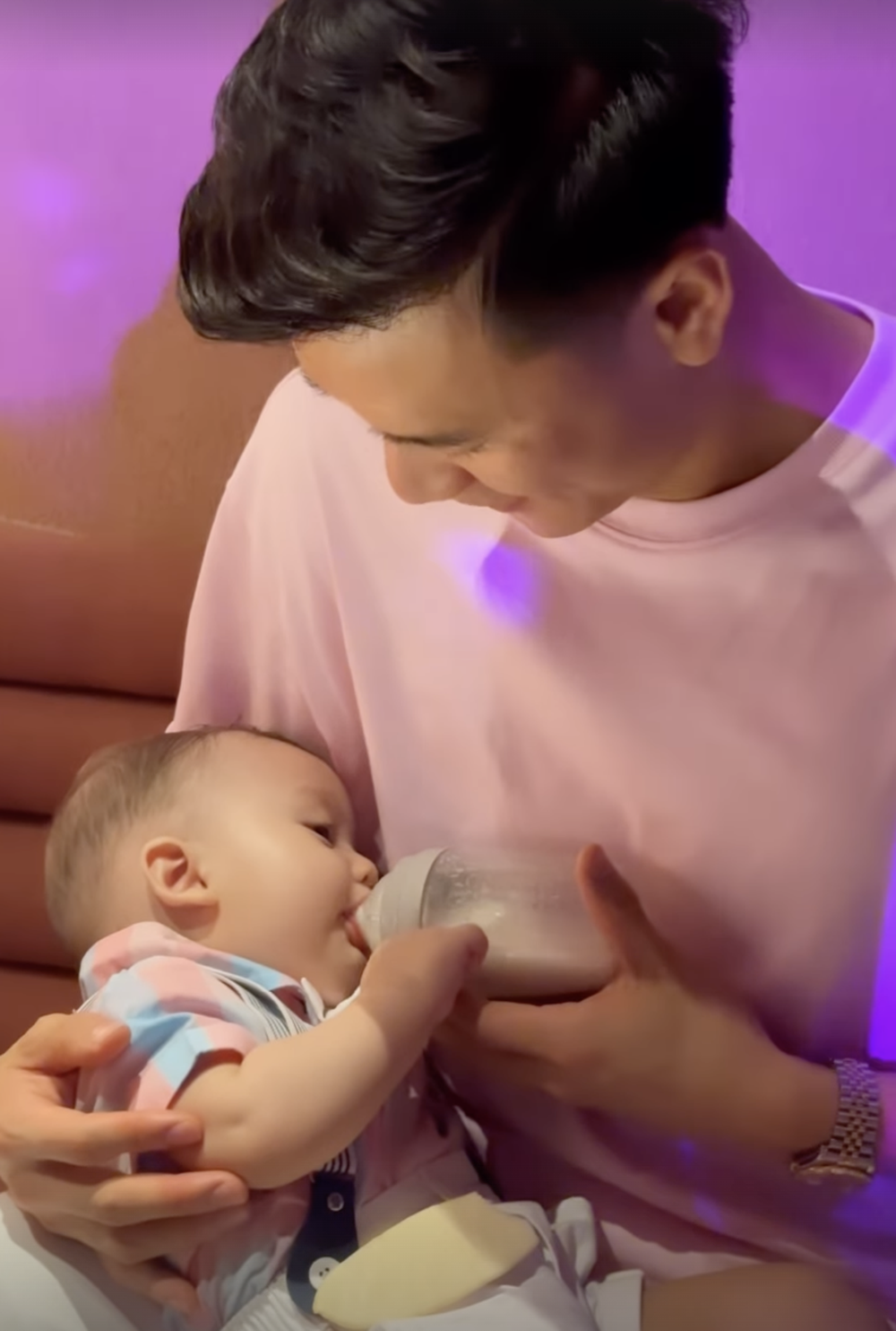 Thủ m&ocirc;n B&ugrave;i Tiến Dũng cặm cụi cho con uống sữa khi vợ T&acirc;y quẩy tưng bừng c&ugrave;ng bạn b&egrave; - Ảnh 2.