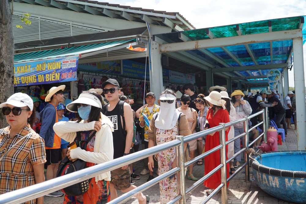 Du khách đổ xô ra đảo, đường nối trung tâm TP Nha Trang với bến tàu ùn tắc - Ảnh 5.