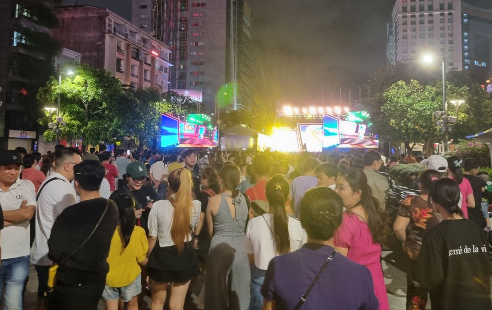 TP Hồ Chí Minh: Phố đi bộ Nguyễn Huệ đông nghịt người chờ xem bắn pháo hoa - Ảnh 5.