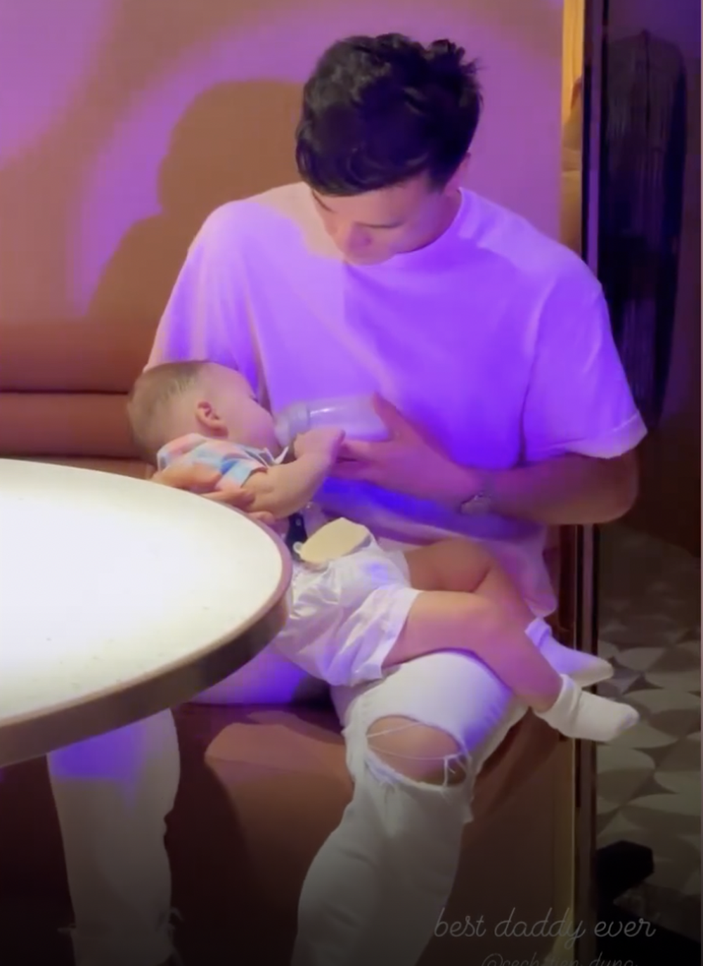 Thủ m&ocirc;n B&ugrave;i Tiến Dũng cặm cụi cho con uống sữa khi vợ T&acirc;y quẩy tưng bừng c&ugrave;ng bạn b&egrave; - Ảnh 1.