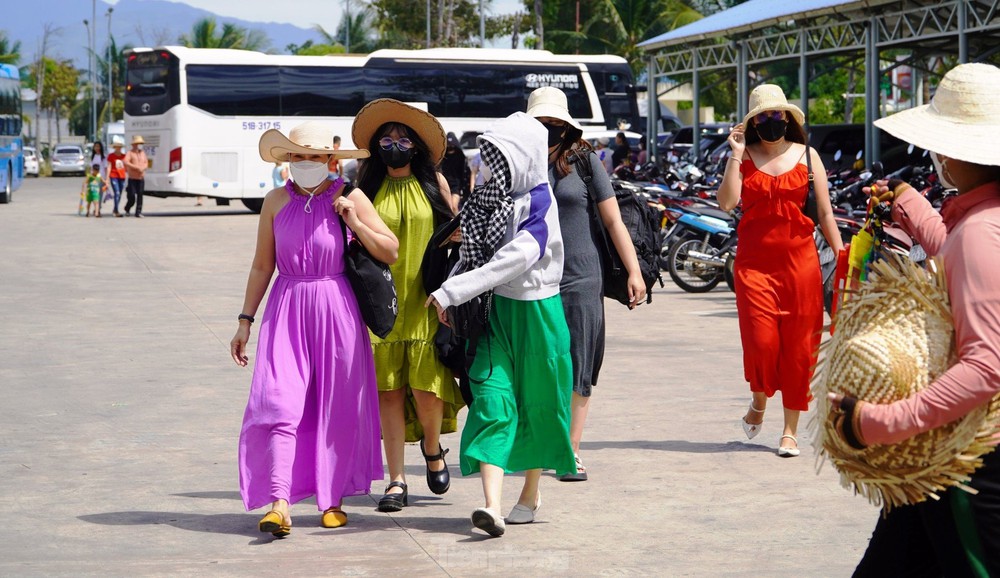 Du khách đổ xô ra đảo, đường nối trung tâm TP Nha Trang với bến tàu ùn tắc - Ảnh 4.
