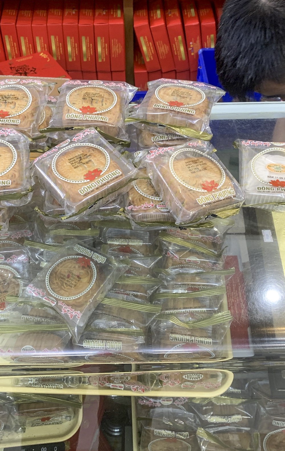 Trái ngược cảnh đìu hiu của nhiều hàng lâu đời, một hiệu bánh trung thu ở Hải Phòng bán 4.000 chiếc chỉ trong buổi sáng
