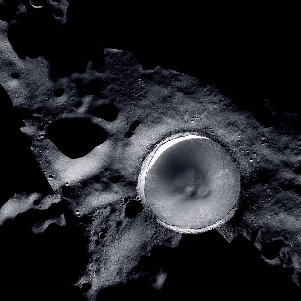 Bức ảnh kinh ngạc về cực Nam Mặt trăng: Hố địa ngục -183 độ hiện lên rõ ràng - Ảnh 1.