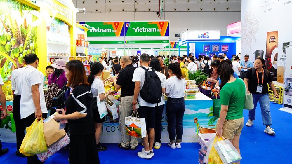 Doanh nghiệp Trung Quốc xếp hàng dài hiếm thấy ở các gian hàng Việt: Vị trí số 1 Đông Nam Á của Việt Nam vững như bàn thạch - Ảnh 2.