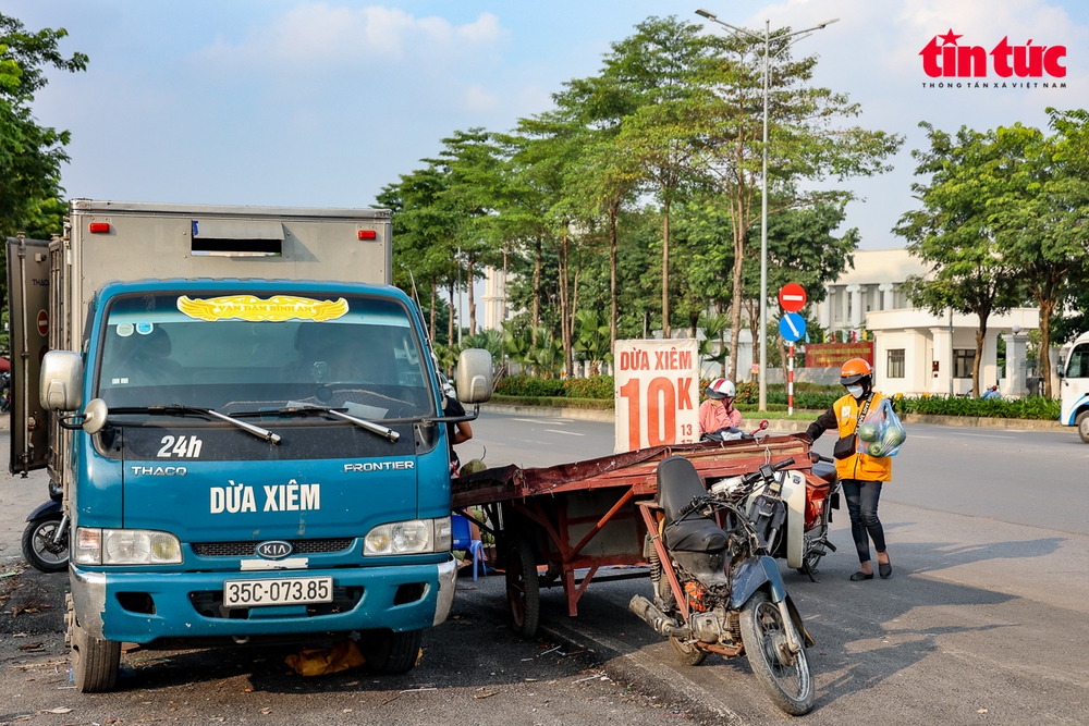 Đại lộ nghìn tỷ Hà Nội thành chợ hoa quả di động - Ảnh 6.