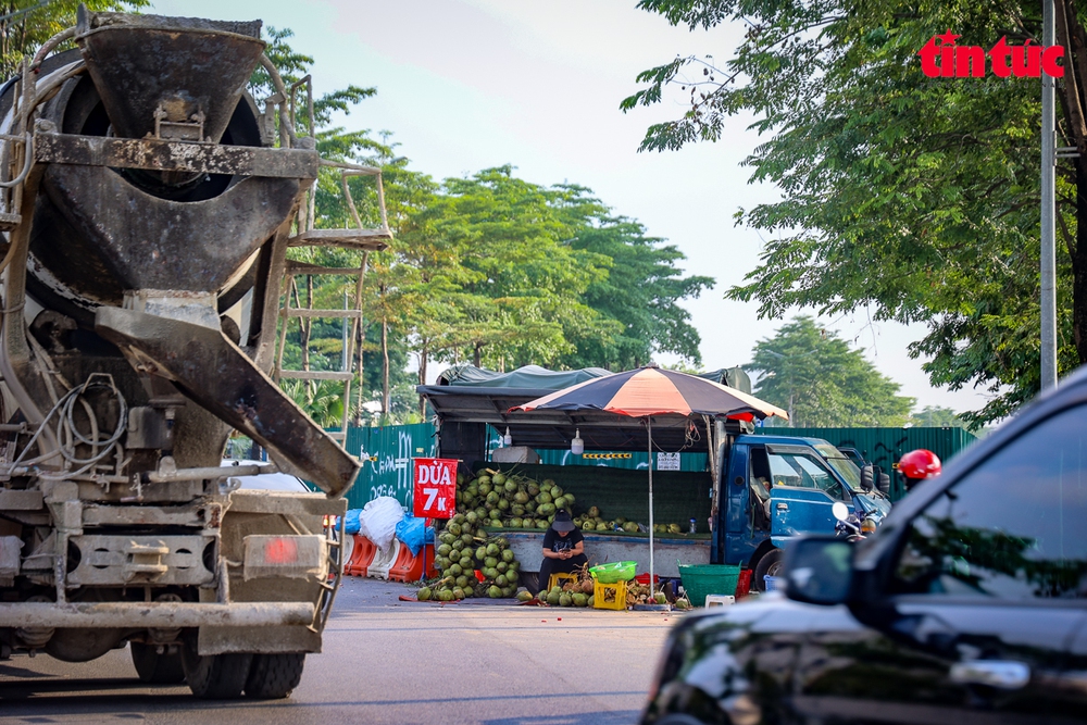 Đại lộ nghìn tỷ Hà Nội thành chợ hoa quả di động - Ảnh 5.