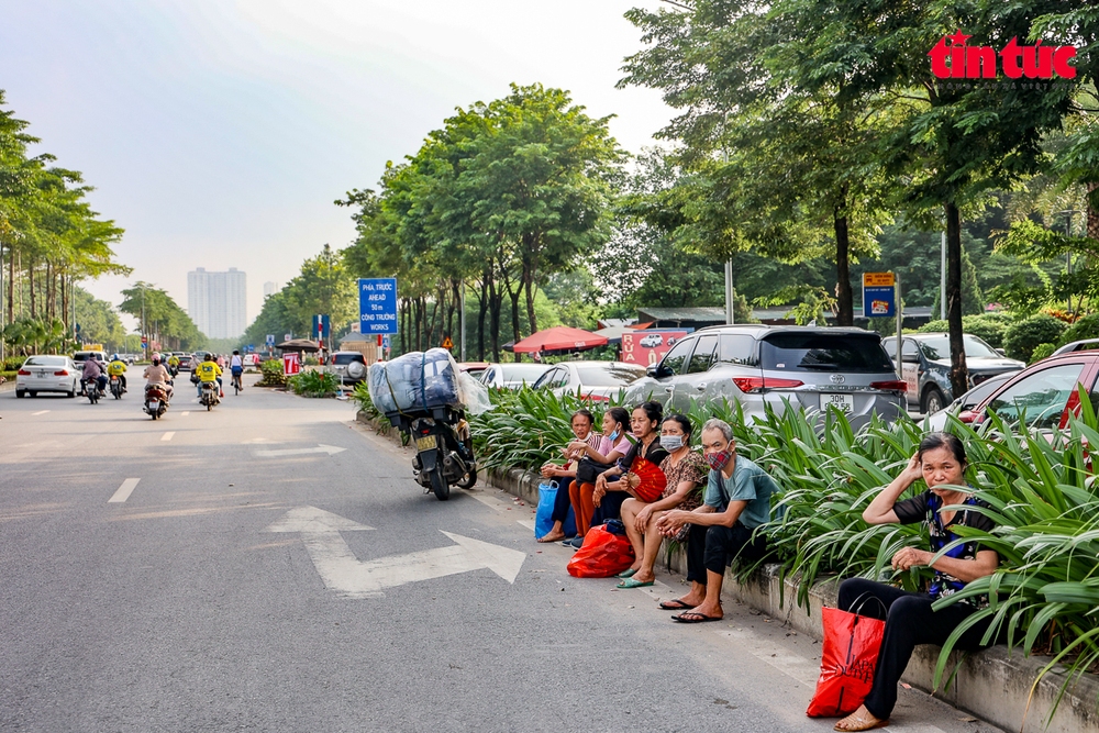 Đại lộ nghìn tỷ Hà Nội thành chợ hoa quả di động - Ảnh 3.