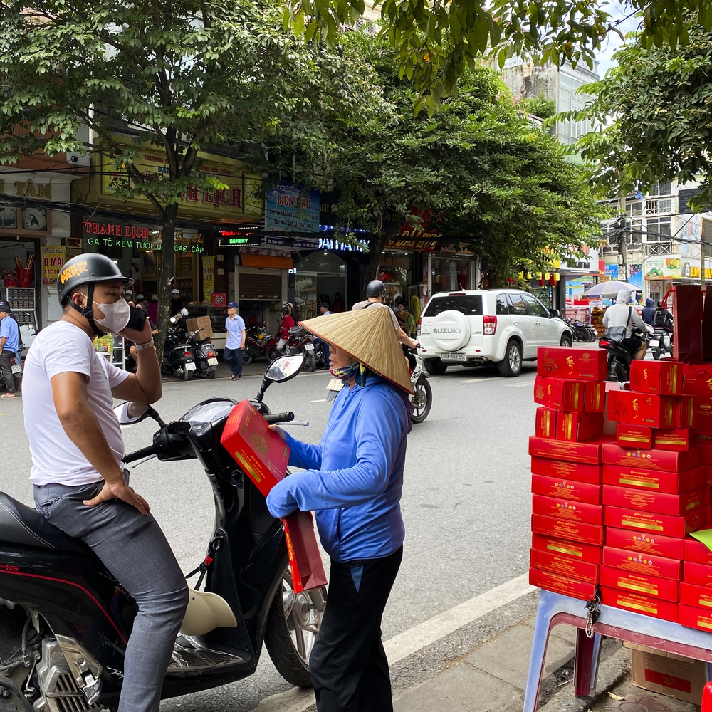 Hải Phòng: Nhiều gia đình xếp hàng mua bánh Trung thu hộ, đứng 10 ngày bằng cả tháng lương - Ảnh 5.